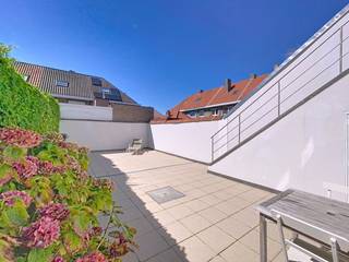 Ontdek dit instapklare gelijkvloers appartement te koop in het bruisende centrum van Heist. Het gebouw is de laatste jaren grond gerenoveerd, met onder andere een recent geschilderde voorgevel en nieuwe geïsoleerde achtergevel en dak uit 2024. Binnenin geniet u van een nieuwe vloer en frisse schilderwerken. Het appartement ligt centraal in Heist, op wandelafstand van alle nodige voorzieningen, station van Heist en het nieuwe project Hoost. Het strand van Heist is eveneens vlakbij. Het appartement beschikt over een uniek en zeer ruim zonneterras dat volledig privatief is. Ideaal voor wie extra buitenruimte wenst te hebben. Tevens beschikt het appartement over de nodige fietsberging, privé kelderberging en bijkomende opslagruimte in het pand. Indeling:- inkomhal met gastentoilet- lichtrijke leefruimte met eetkamer- volledig geïnstalleerde keuken- doucheruimte- 2 volwaardige slaapkamers met toegang tot terras van 68m²- bijkomende opslagruimte op de bovenste verdiepingBent u op zoek naar vastgoed aan de kust?Ideaal aanbod voor wie op zoek is naar een appartement te Knokke-Heist.Wenst u meer informatie of een bezoek? Neem gerust contact op met onze vastgoedexpert Arne Reubens via +32 472 186 304 of arne.reubens@dewaele.com