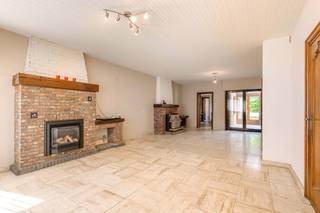 Deze centraal gelegen woning in Ruiselede biedt een ideale mix van bereikbaarheid en voorzieningen. Met winkels, scholen en openbaar vervoer in de nabijheid heeft u alles binnen handbereik. Daarnaast zijn er uitstekende verbindingen naar Tielt, Aalter en omliggende gemeenten.<br /><br />Indeling:<br />Glv: inkomhal - woonkamer - keuken voorzien van kookplaat, dampkap en oven - badkamer met douchebad en dubbele lavabo - apart toilet - veranda - atelier - kelder - ruime tuin<br />1e V: 3 slaapkamers<br />Zolderverdieping: volledig geïsoleerd<br /><br />Algemeen:<br />- Beschikbaar bij akte<br />- E534 > label F > renovatieverplichting van toepassing<br />- Decentrale verwarming met gaskachel<br />- Niet asbestveilig<br />- Blanco bodemattest aanwezig<br /><br /><strong>Extra troef:</strong><br />Twee garages bij te kopen in de Akkerweg, tegenover de woning. Prijs: €30.000 voor beide – ideaal voor extra opslag of parkeren.