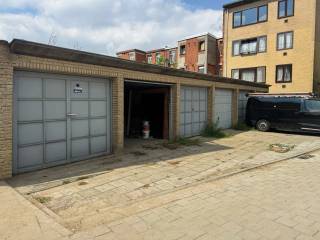 Garagebox te koop gelegen aan de Langveldstraat 31 te Deurne.<br />Geschikt voor het parkeren van een wagen, motor of als opslagruimte.<br /><br />Voorzien van een manuele kantelpoort met volgende afmetingen:<br />Diepte garage : 4,9 m<br />Breedte garage: 2,50 m<br />Hoogte garage: 2,3 m<br />Breedte inrit: 2,3 m<br />Hoogte inrit: 2 m<br /><br />Heeft u interesse en wenst u een bezoek ter plaatse in te plannen? Contacteer ons op 03 337 50 70 of via info@vbvastgoed.be.