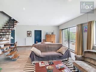 Zeer ruim duplexappartement met 4 slaapkamers op ideale locatie dichtbij het centrum van Tervuren. Eerste verdieping: Inkomhal (11m²) met apart...