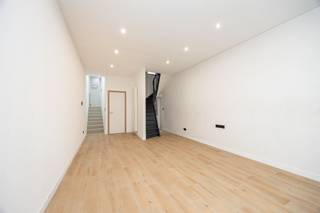 <p><span><br /><br /></span></p><p><span>En plein cœur de la ville, se trouve cette maison entièrement rénovée avec une façade peinte en blanc et de hauts plafonds. Tant les techniques (électricité et chauffage) que les finitions sont nouvelles : fenêtres en PVC noir avec double vitrage super isolant, spots LED intégrés au plafond, chaudière à condensation (gaz), grilles de ventilation, vidéophone, toit à pignon et gouttière rénovés, etc. Le score epc favorable de …(label …) a été obtenu grâce à l'installation d'une épaisse couche d'isolation dans le toit et les murs. Au rez-de-chaussée, le salon reçoit beaucoup de lumière grâce à de grandes fenêtres allant jusqu'à la hauteur du plafond. Les carreaux de céramique à motif de bois de sont posés de manière festonnée. Une porte arrière permet d'accéder à la petite cour depuis l'espace de vie. La grande salle d'eau (toilettes suspendues) a été agrémentée d'un meuble-lavabo. La cuisine se trouve à un niveau intermédiaire, accessible par un escalier en béton massif avec revêtement. Cette cuisine équipée sans poignées et très brillante décrit une forme en L et comprend des appareils de Bosch : réfrigérateur, congélateur, four et plaque de cuisson. On y trouve également un petit lave-vaisselle et une hotte aspirante. La salle de bain à l'étage comprend une armoire noire avec miroir rond (éclairage intégré), des toilettes suspendues, une douche à l'italienne (fonction pluie) avec paroi en verre et un radiateur design blanc. Au premier étage, côté rue, se trouve la chambre principale avec un sol stratifié et deux grandes fenêtres. Sous le toit, la chambre ouverte occupe tout l'étage. Le plafond est fini jusqu'au faîte. Le Mobiscore officiel presque parfait s'élève à 9,6 sur 10.</span></p>