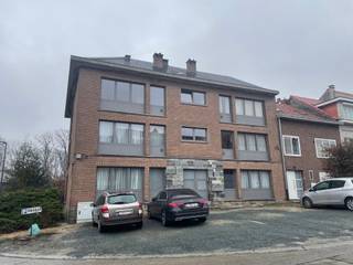Appartement met interessante ligging, gelegen op de tweede verdieping (links) en bestaande uit: inkomhall met aparte wc, living, ingerichte keuken,...