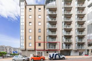 <p><strong>Blankenberge: Instapklaar appartement met terras en zijdelings zeezicht!</strong></p>
<p>Op de 1ste verdieping van de moderne residentie &quot;Apollo&quot; vinden we dit instapklaar 2-slaapkamerappartement met terras, 2 badkamers en zijdelings zeezicht. Met zijn topligging op slechts enkele stappen van de Zeedijk geniet u van de perfecte mix tussen rust en levendigheid. Winkels, restaurants, openbaar vervoer, de duinen en openbaar zwembad bevinden zich allemaal in de onmiddellijke nabijheid.</p>
<p><strong>Indeling:</strong> Inkomhal, woonkamer, terras, open keuken, slaapkamer 1, slaapkamer 2 met badkamer ensuite, badkamer 2, apart toilet en berging.</p>
<p><strong>Troeven:</strong></p>
<ul><li>Zijdelings zeezicht.</li><li>Terras.</li><li>2 Badkamers.</li></ul>
<p>Meer informatie? Contacteer Maarten op het nummer 050 42 58 98. </p>
