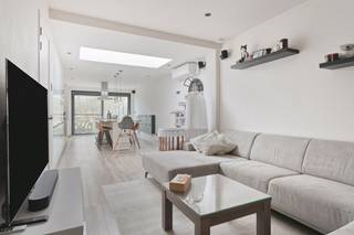 Bij het binnentreden van de woning bevindt zich aan de rechterzijde een ruime berging, geschikt voor wasmachine en droogkast, waar zich eveneens...