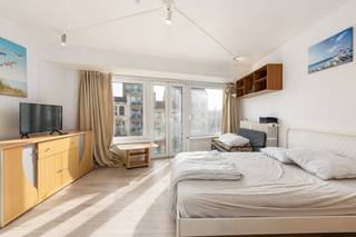 <strong>Lichtrijke</strong> <strong>studio</strong> op wandelafstand van zowel het centrum als het strand<br /><br />Bij het binnenkomen van de studio bevindt zich recht voor je de <strong>leefruimte</strong> alsook <strong>dienende</strong> als <strong>slaaphoek</strong>. De <strong>keuken</strong> met aanwezigheid van de <strong>basisvoorzieningen</strong> bevindt zicht naast de leefruimte. Tussen de inkomdeur en de leefruimte situeert zich aan de rechterzijde de <strong>badkamer</strong> met aanwezigheid van een <strong>douche</strong> en <strong>enkele</strong> <strong>lavabo</strong>.<br /><br />Deze studio te bereiken met de <strong>lift</strong> gelegen op de <strong>derde</strong> <strong>verdieping</strong> in de residentie Mare Nostrum daterende uit het jaar 1970 is de <strong>ideale</strong> <strong>investering</strong>. De <strong>voorgevel</strong> van het gebouw is recentelijk <strong>gerenoveerd</strong>. 