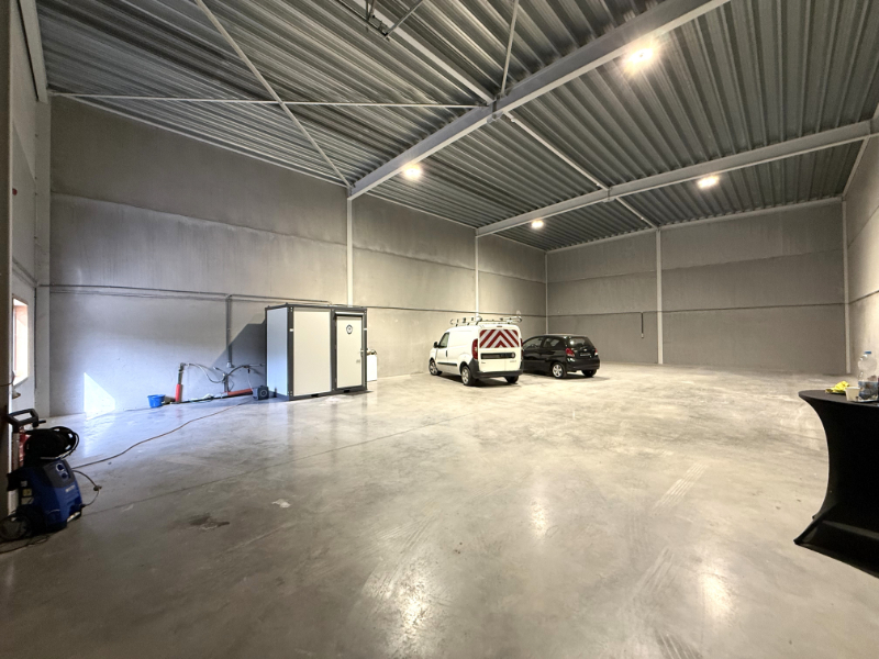 Recente KMO-unit van 234 m² met 2 privatieve parkeerplaatsen - photo 3