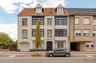 Dit instapklaar gelijkvloers appartement met privétuin en twee ondergrondse autostaanplaatsen is gelegen op een centrale locatie te Oostmalle...