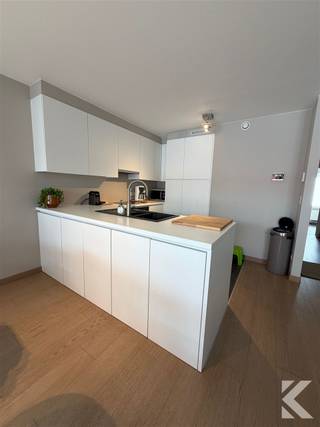 <p><span><strong>Recent 2-slaapkamerappartement op toplocatie in Oostende</strong></span></p><p><span>Instapklaar en verzorgd appartement met 2 slaapkamers, gelegen in een rustig en goed onderhouden gebouw aan het Leopoldpark en dichtbij de Mercator.</span></p><p><span><strong>Troeven:</strong></span></p><ul><li><span>2 volwaardige slaapkamers</span></li><li><span>Lichtrijke leefruimte</span></li><li><span>Mooie tegelvloeren</span></li><li>Bemeubeld + televisie in kamer en woonkamer</li><li><span>Recent en uitstekend onderhouden</span></li><li><span>Energiezuinig en laag verbruik</span></li><li><span>Verwarming op gas</span></li><li><span>Rustig gebouw</span></li><li><span>Fietsenberging aanwezig</span></li><li><span>Privatieve berging inbegrepen</span></li><li><span>Leopoldpark en Mercator voor de deur</span></li><li><span>Centrum, station, winkels, horeca en zeedijk op wandelafstand</span></li></ul><p><span><strong>Huurprijs:</strong> €950/maand</span><br /><span><strong>Syndickosten:</strong> €130/maand</span></p><p><span>Een comfortabel en ruim appartement op een uitzonderlijke locatie, ideaal voor wie alles binnen handbereik wil hebben.</span></p>