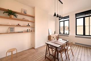 Bekijk dit appartement uitgebreid op www.koosi.beDit prachtige appartement is gelegen op de 4de verdieping van een mooi gebouw met 5 appartementen in de Volkstraat op het populaire Antwerpse Zuid.Door de ligging op de 4de verdieping en de hoge ramen krijg je ontzettend veel lichtinval, wat een zeer ruimtelijk gevoel geeft in dit mooie appartement.Dit uitzonderlijke appartement is vrij bij akte en net volledig opnieuw geverfd.Via de trap komen we op de 4de verdieping waar in de hal ook ruimte hebben om materiaal en kledij op te bergen in de ingemaakte kasten.Als we vervolgens het appartement betreden merken we direct op dat dit appartement met veel stijl gerenoveerd is.De mooie originele houten vloer en de mooie hoge deuren werden met veel zorg gerestaureerd waardoor dit mooie appartement veel charme uitstraalt.Vooraan vinden we de eetplaats met daarnaast de volledig geïnstalleerde keuken.Centraal in het appartement is een ruimte gelegen die meestal wordt gebruikt als salon maar ook anders kan ingericht worden.Via een korte gang komen we in de zeer ruime slaapkamer achteraan in het appartement.Deze slaapkamer is voorzien van een grote ingebouwde kleerkast met bovenaan nog extra kasten om andere zaken op te bergen.Vanuit de slaapkamer hebben we toegang tot de grote badkamer. In deze badkamer vinden we een bad met regendouche en een lavabo.Centraal in het appartement, naast de gang naar de slaapkamer, vinden we een ruimte met een grote bergkast waar ook het toilet geplaatst is.Het appartement is zeer centraal gelegen, alles wat je dagdagelijks nodig hebt is op wandelafstand terug te vinden.