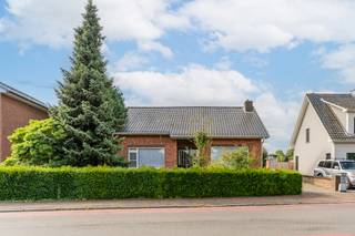 Deze te renoveren gelijkvloerse woning is uitstekend gelegen nabij het centrum van Vosselaar, op een ruim perceel van ca. 1.274 m². Dankzij de ligging, de grote tuin en de vele mogelijkheden vormt deze woning een ideale opportuniteit voor wie op zoek is naar een renovatieproject met potentieel.<br /><br />Bij het betreden van de woning komt u in de inkomhal, die toegang biedt tot de lichtrijke leefruimte en de geïnstalleerde keuken.<br /><br />Via de nachthal bereikt u drie slaapkamers, een apart toilet en een badkamer. Daarnaast beschikt de woning over een ruime wasplaats, een praktische kelder en een bergzolder die extra opbergruimte biedt.<br /><br />Achteraan bevindt zich de royale tuin, waar u in alle rust kunt genieten van het buitenleven. Bovendien is er een vrijstaande garage aanwezig, wat zorgt voor extra bergruimte of parkeergelegenheid.<br /><br />Kortom, een woning met tal van mogelijkheden op een toplocatie, ideaal voor wie deze naar eigen smaak en wensen wil renoveren.