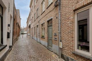 Dit ruime en lichtrijke triplex appartement is uitstekend gelegen in het hart van Aarschot, op wandelafstand van winkels, horeca, openbaar vervoer...