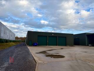 Excellente entrepôt de 575 m², idéal pour diverses activités professionnelles, situé à proximité de la très fréquentée et facilement accessible Tiensesteenweg. Grâce à sa connexion directe via la N3 vers l’autoroute E40, cet emplacement bénéficie d’une excellente accessibilité pour la distribution locale et internationale.<br /><br />Le hall dispose d’une hauteur libre de 6 m et est équipé de 4 portes sectionnelles, offrant une flexibilité et une accessibilité maximales. Sans poteaux porteurs et avec un agencement bien pensé, toute la surface peut être exploitée de manière optimale.<br />L’espace est également particulièrement lumineux grâce à la présence d’un lanterneau et d’un système RWA (évacuation des fumées et de la chaleur), contribuant à un environnement de travail sûr et agréable. Le sol industriel en polybéton durable rend l’entrepôt adapté à une utilisation intensive. En outre, le bien est équipé d’installations modernes telles que l’internet par fibre optique et des sanitaires, améliorant considérablement le confort et la fonctionnalité.<br /><br />Autour de l’entrepôt se trouve un site entièrement pavé et clôturé, avec de nombreuses places de parking et un espace de manœuvre suffisant, idéal pour le trafic poids lourds et les activités logistiques.<br /><br />Une opportunité unique pour les entreprises à la recherche d’un espace de stockage spacieux, bien équipé et stratégiquement situé. Disponible immédiatement !<br /><br />Contactez PANORAMA B2B pour plus d’informations au 0474 17 17 15.