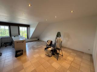 Dakappartement met 1 slaapkamer in centrum Walem. Het appartement bevindt zich op derde verdieping en omvat een woonkamer met open keuken, aparte slaapkamer en badkamer met ligbad.