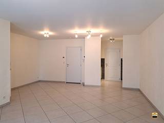 <p><span>Aangenaam, energiezuinig 2 slaapkamer appartement gelegen <br />pal in het centrum van Borgloon.</span></p><p><span> </span></p><p><span>Het appartement is gelegen op de eerste verdieping. Er is een lift in het gebouw.<br />De huurprijs is </span><span>inclusief</span><span> een ondergrondse autostaanplaats en een kelderberging.</span></p><p><span>Zowel de autostaanplaats alsook de kelderberging werden voorzien van een stopcontact.</span></p><p><span> </span></p><p><span>Via de ruime leefruimte treft men aansluitend het keuken-gedeelte.</span></p><p><span>In de keuken zijn volgende toestellen voorzien: koelkast met diepvriesvak, combi-oven en </span></p><p><span>een keramische kookplaat met dampkap.</span></p><p><span>Volgend op de keuken treft men de praktische wasberging, voorzien van een waterontkalker.<br /><br /></span></p><p><span>Via de nachthal kan men de 2 slaapkamers, de badkamer en het apart toilet bereiken.</span></p><p><span>De badkamer werd voorzien van een lavabo met meubel en een douche.</span></p><p><span>De slaapkamers zijn voorzien van inbouwkasten.</span></p><p><span> </span></p><p><span>Het appartement is instapklaar en voorzien van gordijnen en lichtarmaturen.</span></p><p><span> </span></p><p><span>In de gemeenschappelijke inkomhal is er camerabewaking wat een veilig gevoel</span></p><p><span>kan bieden aan de bewoners.<br /><br /></span></p><p><span>Algemene informatie:</span><span><br />Huurprijs: 750 euro/maand<br />Algemene onkosten: 60 euro/maand</span></p><p><span>vrij vanaf: onmiddellijk</span></p><p><span>Huisdieren: niet toegelaten</span></p><p><span>EPC-waarde: 88 kWh/m²</span></p>