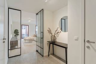 <br />Wonen in de best bereikbare gemeente van Limburg én pal in het vernieuwde groene centrum van Lummen? Dat doe je in residentie Klaver!<br /><br />Dit stijlvolle appartement biedt 138,72m² bruto bewoonbare oppervlakte en heeft onder andere deze troeven:<br />+ Toplocatie in Lummen<br />+ Zeer ruim terras van 27,35m²<br />+ Zeer energiezuinig met zonnepanelen, warmtepomp en ventilatiesysteem D<br />+ Kwalitatieve afwerking<br />+ Veel lichtinval dankzij de grote raampartijen<br />+ Parking en kelderberging<br /><br />Verkoopprijs: € 451.132,08<br /><strong>All-in prijs 6% met parking en kelderberging: € 526.500<br />All-in prijs 21% met parking en kelderberging: € 584.500</strong><br /><br />Wil je dit luxueus appartement graag eens met eigen ogen zien? Neem contact op met Vestio via 011 800 000 of info@vestio.com voor een bezoekje.