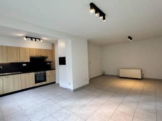 Dit verzorgd gelijkvloers appartement in Petegem-aan-De-Leie is voorzien van een ruime leefruimte met open keuken. De keuken omvat een koelkast,...