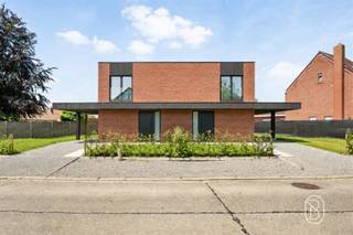 <p>2 kwalitatieve luxueuze ENERGIENEUTRALE moderne nieuwbouwwoningen (21% btw). E-PEIL 0, TOPAFGEWERKT! INDELING: inkom met apart toilet, lichtrijke leefruimte (mooi parket), open geïnstalleerde keuken met EILAND (Siemenstoestellen en werkblad in composiet), handige berging. Aangelegd TERRAS en OPRIT en omheinde TUIN. Op het verdiep bevinden zich de overloop, moderne badkamer (inloopdouche, bad, dubbele lavabo), apart toilet, en 3 grote slaapkamers. TROEVEN: geothermische warmtepomp: vloerverwarming/vloerkoeling, zonnepanelen, 20.000 liter regenwater, massieve houtbouw, parket, reeds geschilderd, TOPAFGEWERKT!</p>