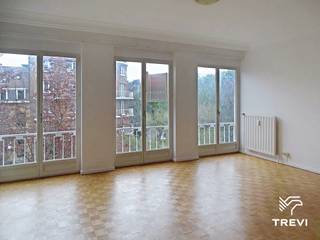 <p><strong>ELSENE – In de gegeerde wijk Ter Kamerenbos en Solbosch, in de directe nabijheid van de Franklin Rooseveltlaan, de ULB, openbaar vervoer en winkels, schitterend 2-slaapkamerappartement van ±90m² bewoonbare oppervlakte gelegen op de 2e verdieping. Het appartement bestaat uit een inkomhal, een woonkamer van ±28m², een uitgeruste keuken (oven, kookplaat, dampkap, koelkast/vriezer, vaatwasser), een nachtgang met apart toilet, een slaapkamer van ±13,5m², een tweede slaapkamer van ±10m² met klein balkon, een badkamer (bad, douche, aansluiting voor wasmachine, wastafel) en een kelder. Provisie voor lasten van € 250/maand (warm water, verwarming, gemeenschappelijke delen). EPC G*. Onmiddellijk beschikbaar. Afmetingen worden ter indicatie gegeven.</strong></p>
<p><strong> </strong></p>
<p><u>Op de 2<sup>e</sup> verdieping:</u></p>
<ul>
<li>Inkomhal</li>
<li>Woonkamer van ±28m²</li>
<li>Uitgeruste keuken (oven, kookplaat, dampkap, koelkast/vriezer, vaatwasser)</li>
<li>Nachtgang met apart toilet</li>
<li>Slaapkamer van ±13,5m²</li>
<li>Slaapkamer van ±10m² met klein balkon</li>
<li>Badkamer (bad, douche, aansluiting voor wasmachine, wastafel)</li>
</ul>
<p> </p>
<p>Kelder nr. 63</p>
<p>Provisie voor lasten van € 250/maand (warm water, verwarming, gemeenschappelijke delen)</p>