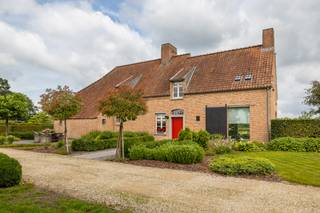 Zeer mooi gelegen exclusieve villa in pastoriestijl met apart luxe gastenverblijf, tuinschuur en prachtig vrij uitzicht. Bent u op zoek naar...