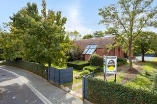 Moderne villa gelegen op 100m van het centrum van Bilzen, Wijsstraat 1.<br /><br />Unieke locatie op een boogscheut van het marktplein van het bruisende Bilzen, shoppingstad gekend om haar gezellige terrasjes.<br />De villa is gelegen in een mooie groene omgeving vlakbij het stadspark en het natuurdomein De Katteberg. Ook sport- en cultuurfaciliteiten bevinden zich vlakbij met cultureel centrum De Kimpel, het stedelijk zwembad en een befaamde tennis- en padelclub.<br />Alle belangrijke invalswegen zijn vlot bereikbaar op korte afstand, de autosnelweg bevindt zich op 1,5km.<br /><br />Kortom, alle faciliteiten binnen handbereik, in het centrum van Bilzen en dit in een groene en rustige omgeving!<br /><br />Deze riante villa met praktijkruimte is gelegen op een omheind perceel van 17A65CA en biedt een bewoonbare oppervlakte van 440m².<br /><br /><br />Deze villa met een doordachte architectuur diverse invulmogelijkheden voor vrij beroep, kantoor, duowoonst,...<br />De woning telt 5 slaapkamers en is volledig onderkelderd. In de zuidgeoriënteerde tuin is er een ruim openluchtzwembad.<br /><br />De aangename lichtinvallen, de verbondenheid tussen alle vertrekken via open toegang en de ruimtelijkheid zorgen voor een uiterst aangename woonbeleving.<br /><br />De woning (340m²) is op het gelijkvloers ingedeeld met een centrale inkomhal met open toegang tot alle leefvertrekken. Hier tref je een luxueus afgewerkt gastentoilet. Via de leefruimte en de keuken is er rechtstreeks toegang tot de binnentuin met zwembad. De leefruimte omvat een harmonieus geheel van zitruimte, TV-ruimte met ingebouwde haard, bureelhoek en eetkamer. Aansluitend is er een hedendaagse ingerichte keuken met keukeneiland afgewerkt in Corian.<br />Verder vind je op deze verdieping een praktische wasruimte, 2 bergruimten en een inpandige garage voor 2 wagens.<br /> <br />Op de verdieping zorgen diverse overdekte patio's voor een zeer lichtrijke nachthal. Hier zijn er 5 slaapkamers, 2 ingerichte trendy badkamers en een linnenkamer.<br /><br />Een lange hal voorzien van aangebouwde kastenwand verbindt de woning met de praktijkruimte (100m²). Deze is ingedeeld met een aparte inkomhal, een gastentoilet, een leefruimte, een volledig ingerichte moderne keuken en een berging.<br /><br />De woning is volledig onderkelderd met een CV-ruimte, diverse bergruimten en kruipkelders.<br /><br />Het zwembad van maar liefst 14m x 6m is voorzien van 2 inspuitfonteinen en werd rondom afgewerkt stijlvolle natuursteen.<br /><br />Het perceel is volledig omheind en omhaagd en biedt de bewoners maximale privacy. Veiligheid wordt gegarandeerd door de 6 buitencamera's en een alarmsysteem. Aan de voor- en achterzijde is er een automatische toegangspoort.<br /><br />Enkele van de voornaamste troeven van deze unieke woning zijn:<br /><br />- Zeldzame locatie nabij het centrum van Bilzen, vlakbij voornaamste invalsweg, cultureel centrum De Kimpel en het sportcentrum. En dat alles in een groene omgeving vlakbij natuurdomein De Katteberg.<br />- Ruim perceel van 17A65CA, zuid georiënteerd.<br />- Hedendaagse exclusieve villa met 5 slaapkamers.<br />- Prakrijkruimte biedt invulmogelijkheid voor vrij beroep, kantoor, duowoonst,.. Aparte toegang, voldoende parkeermogelijkheid zowel op het perceel als op de naastgelegen publieke parking.<br />- Woning is deels gerenoveerd aan de binnenzijde: reeds nieuwe keuken/sanitair/verwarming/parketvloer aanwezig. Alle binnendeuren worden vervangen door plafondhoge deuren. <br />- Met ruim openluchtzwembad, .<br /><br />Voor meer info of een bezoek ter plaatse, contacteer ons op 0473 79 29 30 of mail naar luc@vestio.com<br /><br /><br /><br /><br /><br /><br /><br /><br /><br /><br /><br /><br /><br /><br />