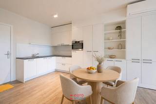 Op zoek naar een assistentieflat met alle comfort, hetzij voor eigen gebruik, hetzij als interessante investering? Dan mag u deze zeker niet laten liggen!<br /><br />Deze flat in de gegeerde topresidentie Zuidburg is tot in de puntjes afgewerkt met kwalitatieve materialen en een hedendaagse look &amp; feel. Ze werd optimaal ingericht als volwaardig woonappartement, ook wanneer u binnenkort wat extra zorg of comfort nodig heeft. De volledig uitgeruste keuken en de aangepaste badkamer zijn dan ook dé echte troeven van dit appartement, net als het gezellige terras met zicht op het water en de stad in de achtergrond. Bovendien beschikt deze flat over een eigen stuk tuin grenzend aan het terras.<br /><br />Ook de ligging van Residentie Zuidburg is een schot in de roos: rustig gelegen, maar toch op wandelafstand van alles wat u nodig heeft. Winkels, het gezellige centrum van Veurne met zijn sfeervolle restaurants op de oude markt: het ligt allemaal binnen handbereik. Ook binnen de residentie zelf is er heel wat te beleven, met onder meer een heerlijke brasserie, een kapper en een fitnessruimte.<br /><br />Energetisch scoort dit appartement bovendien uitstekend: met een EPC van 76,68 kWh/m²jaar behaalt dit appartement met glans het A-label!<br /><br />Wacht niet te lang met een bezichtiging, want een pand zoals dit is snel verkocht met een prijs als deze!<br /><br />Disclaimer: de foto's werden écht genomen in het gebouw maar met behulp van AI voorzien van het los meubilair.