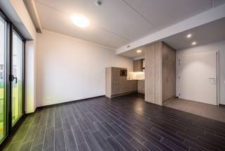 Zorgeloos wonen of beleggen in het centrum van Tienen?<br /><br />De site "De 2 Poorten" heeft een uitstekende ligging in een residentiële wijk in het stadscentrum, in de onmiddellijke nabijheid van winkels, openbaar vervoer en het Regionaal Ziekenhuis Tienen. De assistentiewoningen, gelegen in een recent woonzorgcentrum, worden uitgebaat door Vulpia in het kader van een terbeschikkingstellingsovereenkomst.<br /><br />Indeling:<br />Deze flat is gelegen op de eerste verdieping, met een mooi uitzicht over de binnentuin. De flat is onderverdeeld in een leefruimte met open keuken, een badkamer en slaapkamer. De woonst is, net zoals de gemeenschappelijke ruimtes, toegankelijk voor rolstoelgebruikers. Iedere bewoner kan gebruik maken van de gemeenschappelijke voorzieningen. In het gebouw bevindt er zich een kapsalon en het appartement met bureau van de conciërge. Er zijn tevens een gemeenschappelijke wasruimte met wasmachines en droogkasten, werkruimte, afvalberging en technische ruimte aanwezig in het gebouw. Het parkeren zal bovengronds gebeuren. Beneden kan men terecht in de gezellige polyvalente ruimte, een mooie plazza met een geïntegreerde cafetaria, het bioscoopzaaltje en de wellness ruimte.<br /><br />Relevante info voor beleggers:<br />Omwille van de toenemende vergrijzing en het beperkte aanbod is een belegging in erkende assistentiewoningen een goede keuze. U kan genieten van een aantal fiscale voordelen zoals een vrijstelling van onroerende voorheffing (indien u de assistentiewoning ter beschikking stelt van de uitbater om te verhuren).