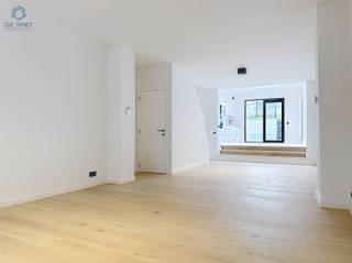 <p><span>Prachtig gerenoveerde herenwoning met 5 slpks, 2 badkamers en tuin in het hart van Geraardsbergen</span></p><p><span>In het centrum van Geraardsbergen bevindt zich deze stijlvolle en volledig gerenoveerde herenwoning, waar karakter en modern comfort naadloos samenkomen. De woning is voorzien van maar liefst vijf ruime slaapkamers en twee volledig uitgeruste badkamers ideaal voor grote gezinnen of mensen die extra ruimte wensen voor een bureau of hobbyruimte.</span></p><p><span>De woning beschikt op de benedenverdieping over een inkomhal, een gastentoilet, een ruime en lichtrijke leefruimte met een moderne open keuken die uitgerust is met alle toestellen. Deze geeft toegang tot het aangename terras en de stadstuin.</span></p><p><span>Op de eerste verdieping bevinden zich een nachthal, een eerste ruime slaapkamer, een badkamer met dubbel lavabomeubel, douche en ligbad, een apart toilet en een wasberging.</span></p><p><span>Op de tweede verdieping is er opnieuw een nachthal met twee slaapkamers, waarvan één met bergruimte/dressing, en een tweede badkamer met lavabomeubel, douche en toilet.</span></p><p><span>De zolder werd ingericht met nog twee bijkomende slaapkamers.</span></p><p><span>EPC-label A! Centrale verwarming op gas en elektriciteit is conform!</span></p><p><span>Deze unieke woning combineert het charmante karakter van een herenhuis met hedendaags wooncomfort, op wandelafstand van winkels, scholen, openbaar vervoer en andere voorzieningen.</span></p><p><span>Zeker een bezoekje waard!</span></p><p><span>Gelieve te reageren via de advertentie. Wij nemen zelf contact met u op om een afspraak in te plannen.</span></p>