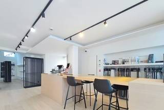 Op een absolute <strong>A-locatie in het centrum van Gent</strong>, aan de <strong>Brabantdam (nr. 22 – Qurtinz)</strong>, bieden wij deze ruime en polyvalente <strong>commerciële handelsruimte</strong> te huur aan. Het pand beschikt over een <strong>gelijkvloerse oppervlakte van ca. 102 m²</strong>, aangevuld met een <strong>mezzanine van ca. 39 m²</strong>, ideaal als extra verkoopruimte, bureau of stock. Dankzij de grote visibiliteit en passage is dit pand bijzonder geschikt voor <strong>retail, showroom of dienstverlenende activiteiten</strong>.<br /><strong>Troeven: </strong><span>Topligging in het commerciële hart van Gent.</span><span>Totale oppervlakte: <strong>± 141 m². </strong></span><span>Mezzanine met multifunctioneel gebruik. </span><span>Veel passage en uitstekende zichtbaarheid.</span> <strong>Huurprijs:</strong> € <strong>5.416 / maand. Onroerende voorheffing ten laste van de huurder. Technisch: </strong>Warmtepomp (verwarming en koeling). Sanitair met lavabo. Aparte tellers. Houten vloer. LED Verlichting. Instapklaar. <br /><strong>Benieuwd naar dit bedrijfsvastgoed te huur regio Gent? Contacteer info@immodelestre.be of 054 33 62 52. </strong><br /> 