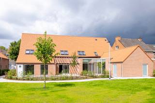 <p>Ontdek deze prachtige hoevewoning gelegen aan Hoogstraatsesteenweg 16, in het hart van het charmante Rijkevorsel.</p>
<p>Met een bewoonbare oppervlakte van 232 m² biedt deze unieke woning een perfecte combinatie van authentieke charme en hedendaags wooncomfort. De woning werd stijlvol gerenoveerd met hoogwaardige moderne materialen en technieken, waarbij de karaktervolle uitstraling van de oude hoeve volledig behouden bleef.</p>
<p>Deze ruime woning beschikt over drie volwaardige slaapkamers en twee badkamers, ideaal voor gezinnen of wie graag extra ruimte wenst. De indrukwekkende vide met zicht op de woonkamer en de hoge plafonds creëren een uitzonderlijk gevoel van ruimte en licht, wat zorgt voor een warme en open leefomgeving.</p>
<p>Deze woning maakt deel uit van het nieuwbouwproject de Dorpshoeve, een luxe en duurzaam woonproject op een uitzonderlijke locatie. Dankzij de rustige omgeving, gecombineerd met de nabijheid van winkels, scholen en de natuur, geniet je hier van het beste van twee werelden: rust en optimale bereikbaarheid. <br /><br />Parkeerplaats en berging verplicht bij aan te kopen. <br />De hoevewoning ernaast met 4 slaapkamers en een bewoonbare oppervlakte van 259 m² is ook nog beschikbaar. <br /><br /><br />Mis deze kans niet! Plan snel je bezoek en ontdek deze unieke hoevewoning zelf.<br />04 86 90 59 50<br />toon.vermeiren@albert.immo<br />www.albert.immo<br /><br /></p>