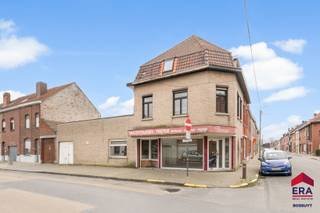 Bent u op zoek naar een commercieel pand met woonst op een interessante locatie? Dit veelzijdige handelspand met bijhorend duplexappartement biedt...