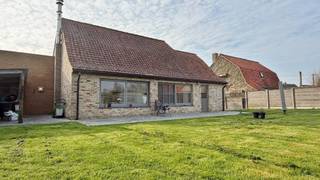 In het rustige en landelijke Merkem bevindt zich deze charmante woning op een perceel van maar liefst 880 m². Hier geniet je dagelijks van rust, ruimte en een prachtig uitzicht op het omliggende landschap – de ideale plek voor wie wil ontsnappen aan de drukte en toch comfortabel wil wonen.<br /><br />De woning werd grondig gerenoveerd in 2015 en combineert hedendaags wooncomfort met een praktische indeling.<br /><br />Op het gelijkvloers kom je binnen via de inkomhal met apart gastentoilet. De woning beschikt over een ruime en lichtrijke leefruimte met een open, volledig ingerichte keuken. Vanuit zowel de leefruimte als de keuken heb je een prachtig zicht op de tuin en de groene omgeving. Verder bevindt zich op het gelijkvloers nog een praktische bureauruimte, ideaal voor thuiswerk, en een badkamer uitgerust met lavabo, inloopdouche en toilet.<br /><br />Op de verdieping vind je de nachthal, drie volwaardige slaapkamers en een apart toilet.<br /><br />Ook buiten heeft deze woning heel wat te bieden. De ruime tuin met landelijke vergezichten vormt een heerlijke plek om te ontspannen. Daarnaast is er een ruim terras, deels overdekt, waar je het hele jaar door kan genieten van het buitenleven. Vooraan de woning bevindt zich bovendien een handige carport, en parkeren kan probleemloos dankzij voldoende parkeergelegenheid voor de deur.<br /><br />* regenwaterput 10.000liter<br />* steenput
