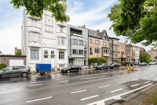 Ontdek dit appartement in Sint-Amandsberg.<br /><br />Het is een perfecte keuze voor degenen die een appartement willen opfrissen naar hun eigen wensen. Het appartement heeft een privétoegang en bevindt zich op het gelijkvloers.<br /><br />De locatie biedt veel voordelen; Zo bevinden zich in de buurt tal van supermarkten, scholen en mogelijkheden tot het openbaar vervoer en bovendien is er ook een goede bereikbaarheid met auto. Daarnaast ligt het dicht bij Het Potuit en het Paviljoenpark, wat het een perfecte locatie maakt voor natuurliefhebbers.<br /><br />Troeven:<br />- Privétoegang<br />- Gelijkvloers<br />- Twee slaapkamers<br />- Een centrale locatie dicht bij faciliteiten.<br />- Volledig naar eigen voorkeur verbouwen.<br /><br />Contacteer Top Vastgoed voor een bezoek op 0475 700 700