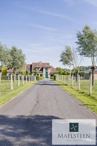Een absoluut uniek gelegen boerderij, op de flanken van Oedelemberg, omringd door weides. Deze eigendom op 1,5ha grond geniet van...