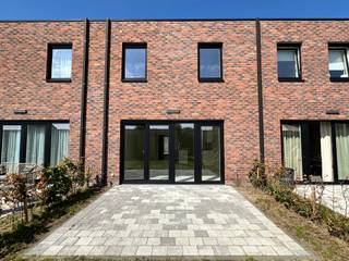 <p><strong>Zo goed als nieuwe BEN-woning met ruime living, 3 slaapkamers, mooie tuin en carport gelegen op een rustige, doch centrale ligging te Turnhout. EPB: E -15 , Elektriciteit conform.<br /><br />Woning 2 is een gesloten bebouwing met een bruto bewoonbare oppervlakte van 138 m². De woning beschikt over drie slaapkamers, woonkamer met open leefkeuken, berging, toilet, badkamer met ligbad, douche, dubbel lavabomeubel en toilet. Daarnaast is er een tuin met fietsenberging en privé-autostaanplaats onder carport.</strong><strong><span></span></strong></p>
<p><strong><span>Ligging:</span></strong><br /><span>Op een rustige en kindvriendelijke ligging in het nieuwe woonproject </span><strong><span>Elysis</span></strong><span> te Turnhout bevindt zich deze moderne nieuwbouwwoning in gesloten bebouwing. </span></p>
<p><strong><span>Indeling:</span></strong><span> inkomhal, toilet, woonkamer, open keuken, berging, drie slaapkamers, badkamer, private tuin en carport.</span></p>
<p><strong><span>Omschrijving:</span></strong><br /><span>Via de inkomhal betreedt u deze aangename gezinswoning. De inkomhal geeft toegang tot de lichtrijke leefruimte en het afzonderlijke gastentoilet en berging.</span></p>
<p><span>De woonkamer vormt samen met de open keuken het gezellige hart van de woning. Dankzij de ruime raampartijen geniet de leefruimte van een overvloed aan natuurlijke lichtinval en ontstaat er een mooie verbinding met de private tuin. De volledig ingerichte keuken sluit naadloos aan op de eet- en leefruimte en vormt een praktische en gezellige plek voor het dagelijkse gezinsleven.</span></p>
<p><span>Naast de woonkamer bevindt zich een praktische berging, ideaal voor extra opslag en voorzien van de nodige aansluitingen voor wasmachine en droogkast.</span></p>
<p><span>Op de verdieping bevinden zich </span><strong><span>drie volwaardige slaapkamers</span></strong><span> en een stijlvolle badkamer. De badkamer wordt uitgerust met een ligbad, aparte douche, dubbel lavabomeubel en toilet. De slaapkamers bieden voldoende ruimte en comfort voor een gezin, thuiswerkplek of hobbyruimte.</span></p>
<p><span>Achteraan beschikt de woning over een </span><strong><span>private tuin</span></strong><span>, die rechtstreeks aansluit op de leefruimte. Hier geniet u in alle rust van het buitenleven, terwijl de autoluwe en groene omgeving zorgt voor een aangename woonbeleving.</span></p>
<p><span>Ook op vlak van duurzaamheid scoort deze woning uitstekend. De woning </span><span>haalt een maximaal </span><strong><span>E-peil 10</span></strong><span>. De woning is uitgerust met een </span><strong><span>lucht-water warmtepomp, vloerverwarming en zonnepanelen</span></strong><span>. Daarnaast wordt regenwater gerecupereerd voor onder meer toiletspoeling en de buitenkraan. Dit resulteert in een bijzonder energiezuinige en toekomstgerichte woning met een aangenaam wooncomfort.</span></p>
<p><strong><span>Extra troeven:</span></strong></p>
<ul>
<li><span>Nieuwbouw in een rustige en autoluwe woonomgeving.</span></li>
<li><span>Gesloten bebouwing met een praktische en hedendaagse indeling.</span></li>
<li><span>Drie volwaardige slaapkamers.</span></li>
<li><span>Private tuin.</span></li>
<li>Carport</li>
<li><span>BEN-woning met maximaal E-peil 10.</span></li>
<li><span>Lucht-water warmtepomp en vloerverwarming.</span></li>
<li><span>Zonnepanelen.</span></li>
<li><span>Regenwaterrecuperatie.</span></li>
<li><span>Kindvriendelijke omgeving met veel openbaar groen.</span></li>
<li><span>Winkels, scholen en lokale voorzieningen op wandelafstand.</span></li>
</ul>
Verkoop onder BTW-stelsel. ( 12% registratie op grondaandeel, 21% BTW op constructieaandeel )<br />
<p></p>
<p><strong><br /><br /></strong></p>