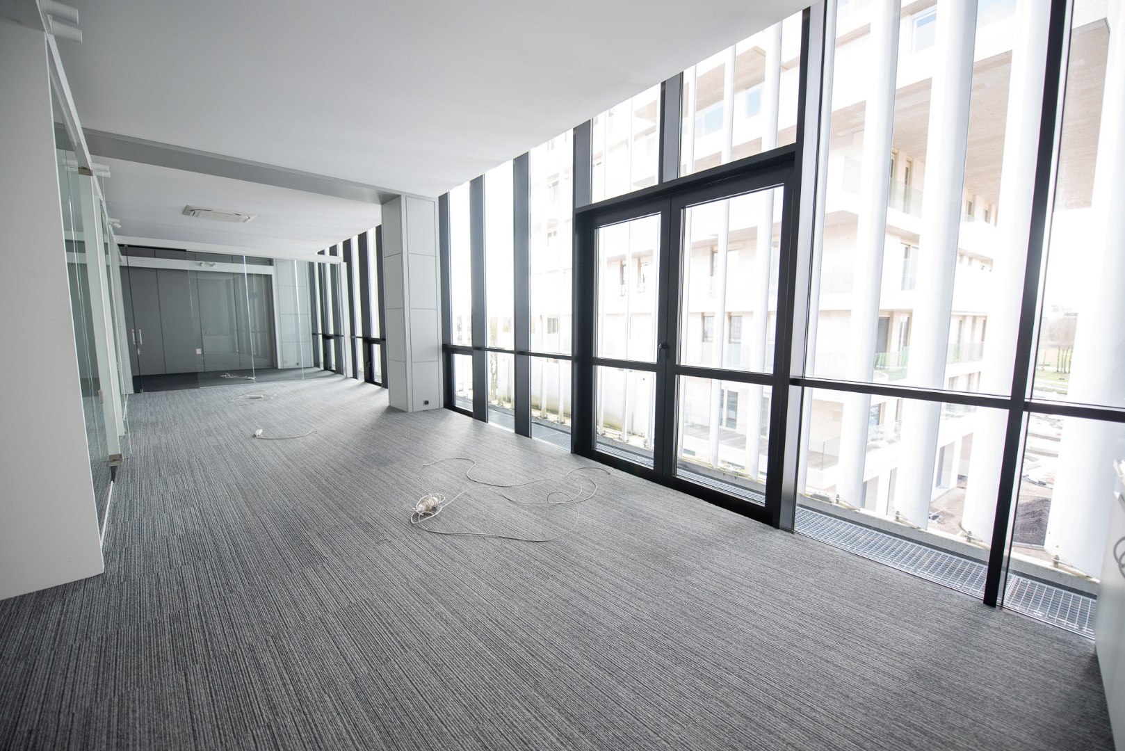 Instapklare kantoorruimte TE HUUR in de Elindus-arena te Waregem! - foto 4