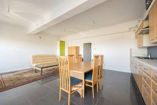 <p><span>Handelspand met woonst op een perceel van 341 m² gelegen op de grens met Kapellen in een rustige residentiële woonwijk met vlotte verbinding naar invalswegen, winkels en scholen.</span></p><p><span> </span></p><p><span>Momenteel is de winkel ingericht als studio met eigen ingang, keuken en badkamer. Ideaal voor verhuur, praktijkruimte of zelfstandige activiteit.</span></p><p><span> </span></p><p><span>De woning beschikt over 3 slaapkamers, ruime zolder met mogelijkheid tot extra slaapkamers, zuidgerichte tuin met terras zonder inkijk en garage/magazijn van 50 m².</span></p><p><span> </span></p><p><span>Mogelijk om te vormen tot eengezinswoning, investering of combinatie van wonen en werken.</span></p><p><span> </span></p><p><span>BIJZONDERHEDEN:</span></p><p><span>PVC ramen met dubbele beglazing en rolluiken op het gelijkvloers</span></p><p><span>aparte nutsvoorzieningen voor de studio en de woning</span></p><p><span>droge kelder met toegang tot de tuin</span></p><p><span>dak werd vernieuwd en geïsoleerd in 2012</span></p><p><span> </span></p><p><span> </span></p>