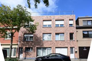 Deze gerenoveerde, ruime gezinswoning met extra appartement ligt net om de hoek van de kerk in Bredene-Sas.<br />De woning werd enkele jaren terug gerenoveerd en verdeeld in een woning en een appartement met aparte inkom.<br />Het pand kan dienst doen als kangoeroewoning of als investering.<br />Momenteel wordt het gelijkvloerse appartement verhuurd via AirBnB met een een mooi rendement!<br />De hoofdwoning omvat een inkom met toegang tot de garage.<br />Op de eerste verdieping bevindt zich een gastentoilet, een ruime, lichtrijke leefruimte met open, geïnstalleerde keuken en slaapkamer.<br />Op de tweede verdieping hebben we een centrale badkamer met dubbele lavabo en bad met douche, is er nog een apart toilet, twee grote kamers, waarvan één doorloopkamer en een overdekt terras dat momenteel dienst doet als veranda.<br />Mits enkele aanpassingen kan het dak mogelijks worden ingericht als dakterras.<br />Er is eveneens een inpandige garage aanwezig dat momenteel dienst doet als werkplaats.<br />Het appartement op het gelijkvloers heeft zijn eigen inkom, een aparte keuken, leefruimte, badkamer en aparte slaapkamer.<br /><br />Kortom, een specifiek pand voor mensen die willen wonen en een afzonderlijk appartement willen gebruiken voor ouders, inwonende kinderen of als investering met een mooi rendement!<br /><br />Voor meer informatie of een bezoek, mail naar kris.bauwens@albert.immo of bel 0470/51 04 09.