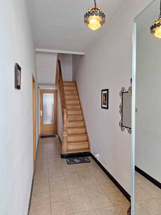 Instapklare, goed onderhouden en lichtrijke woning op een gunstige ligging te 2020 Antwerpen.Omschrijving : Nette voortuin van 15 m². Ruime inkomhal...