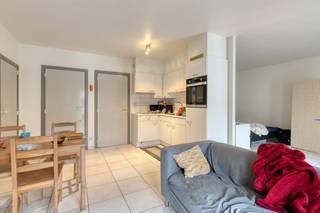 Ce studio est situé dans la Smidsestraat, à quelques pas de la gare de Gand-Saint-Pierre et à proximité du Kouter à Gand.Avec une surface habitable de 55 m², l'espace a été utilisé de manière optimale. En partie grâce au balcon, le studio bénéficie d'un haut niveau de confort de vie. Le studio se compose d'une chambre élégante, d'une cuisine ouverte avec coin salon, d'une salle de bain séparée, d'un grand débarras avec espace pour machine à laver et sèche-linge et de toilettes séparées.