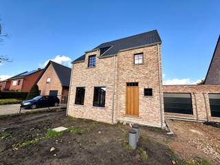 Ontdek dit kleinschalige, exclusieve nieuwbouwproject van slechts twee riante, vrijstaande woningen (ca. 294 m² bruto per woning!). Gelegen op...