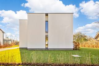 In een van de meest gegeerde lanen van Hasselt, de Carnegielaan, vind je deze stijlvolle en volledig gerenoveerde villa. Een woning die luxe, comfort...