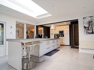 <p>Bij het betreden van deze woning komt u binnen in een verzorgde inkomhal die toegang biedt tot de verschillende leefruimtes. De bijzonder ruime en lichtrijke leefruimte sluit naadloos aan op de grote keuken, die geniet van een aangenaam zicht op de tuin. Hierdoor vormt de keuken de ideale plek om te koken en tegelijk van het buitengevoel te genieten.<br />De woning beschikt over een ruime badkamer, uitgerust met zowel een ligbad als een douche, wat zorgt voor optimaal comfort. Verder zijn er drie volwaardige slaapkamers, ideaal voor een gezin of om een extra bureau- of hobbyruimte in te richten.<br />Praktische bergruimte is er eveneens voldoende dankzij de aanwezige kelder en het tuinhuis. Daarnaast beschikt de woning over een garage die niet alleen plaats biedt voor fietsen, maar ook ingericht is als handige wasruimte.<br />Kortom, deze woning combineert ruime leefvolumes, praktische voorzieningen en een aangename tuin, waardoor ze de ideale thuis vormt voor wie op zoek is naar comfort en functionaliteit.<br />Referentie: 5696</p>