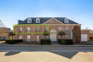 Dit bemeubelde appartement is gelegen in het centrum van Lichtaart op wandelafstand van winkels, scholen, openbaar vervoer, horeca...<br /><br />Dit appartement is gelegen op de 1ste verdieping en is voorzien van alle comfort voorzien in een eigentijds interieur. Via de inkomhal kom je in de leefruimte met open keuken die is uitgerust met een kookplaat, afzuigkap, koelkast, vaatwasser, oven en voldoende opbergruimte. <br /><br />De nachthal geeft toegang tot de 2 slaapkamers, wasplaats en badkamer, deze is voorzien van een douche, ligbad en dubbele wastafel in meubel.<br /><br />Mogelijkheid om een autostaanplaats in de kelder bij te huren voor €50/maand.<br /><br />Huurprijs: €1.150/maand | geen gemeenschappelijke kosten | beschikbaarheid: 01/01/2026 | EPC: 97 kWh/m² (label A) | volledig gemeubeld