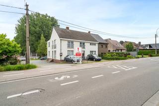 Are you looking for a valuable investment on a plot of 4630 m²? Look no further! This apartment building consists of two apartments, each with...