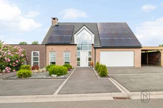 Te koop: Hedendaagse villa met zwembad in Dottenijs!
In de gegeerde woonwijk La Cabocherie in Dottignies bevindt zich deze hedendaagse villa. Dankzij de kwalitatieve afwerking en praktische indeling is deze woning ideaal voor gezinnen of wie wonen en werken wil combineren.
Wat maakt dit pand uniek?
Via de ruime inkomhal met gastentoilet komt u in de lichtrijke leefruimte met volledig uitgeruste open keuken. Daarnaast beschikt de woning over een polyvalente ruimte met directe toegang tot de tuin, ideaal als bureau, praktijk of speelkamer. Verder zijn er een douchekamer, wasruimte, berging en een inpandige garage. Op de verdieping bevinden zich drie ruime slaapkamers, een dressing en een badkamer.
Buiten geniet u van een zonnig terras, een mooi aangelegde tuin met zwembad, een carport en meerdere private parkeerplaatsen.
De woning is bovendien energiezuinig en uitgerust met zonnepanelen, conforme elektriciteit, dubbele beglazing en behaalt een gunstig EPC-label B.
Voor wie is dit ideaal?
Ideaal voor mensen die op zoek zijn naar een instapklare villa met zwembad, veel leefruimte en een rustige residentiële ligging.
Te koop via Immo Beguin, jouw vastgoedexpert sinds 2009, met kantoren in Ronse, Waregem, Kortrijk, Deinze, Doornik en Lessines.
Meer info of bezoek via sebastien@immobeguin.be