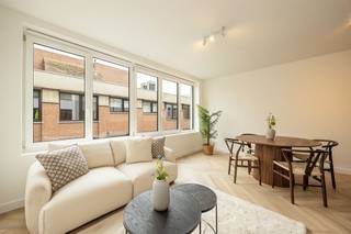 <p><span>Rustig en centraal wonen</span><span><br />Dit volledig gerenoveerde appartement op de eerste verdieping is gelegen in een kleinschalig gebouw van slechts vier units, in een zeer rustige straat in Antwerpen. Alle voorzieningen bevinden zich op wandelafstand en dankzij de nabijheid van openbaar vervoer en een velostation verplaats je je vlot door en rond de stad. Een aangename woonomgeving met een mooi evenwicht tussen rust en bereikbaarheid.<br /><br /></span></p><p><span>Licht, ruimte en hedendaags comfort</span><span><br />Via de inkomhal betreden we het appartement, dat afgewerkt is met een warme PVC‑visgraatvloer die doorloopt doorheen de leefruimtes. De leefruimte met eetplaats geniet van een mooie lichtinval dankzij kamerbrede raampartijen en biedt voldoende plaats voor een comfortabel salon en eethoek. De neutrale afwerking en hoge plafonds zorgen voor een open en tijdloze uitstraling.</span></p><p><span>De open keuken sluit naadloos aan op de leefruimte en is afgewerkt met kastwerk in donker hout en een werkblad met natuursteenlook. Ze is uitgerust met inductiekookplaat met ingewerkte dampkap, combi‑oven, vaatwasser, grote koelkast en spoelbak. Het keukeneiland vormt een aangename verbinding tussen koken en wonen.<br /><br /></span></p><p><span>Slaapkamers, badkamer en terras</span><span><br />De master bedroom ligt achteraan en dus zeer rustig gelegen. Ze biedt voldoende ruimte voor een dubbel bed en kast. De tweede slaapkamer kan dienst doen als kinderkamer, bureau, hobbyruimte, dressing…. En geeft toegang tot het aangename terras, een fijne plek om even buiten te zitten in alle rust.</span></p><p><span>De badkamer is modern ingericht met een inloopdouche en een breed lavabomeubel, afgewerkt met beige XL‑tegels die zorgen voor een rustige en verzorgde uitstraling. Het toilet is afzonderlijk voorzien.<br /><br /></span></p><p><span>Praktische extra’s</span><span><br />Daarnaast beschikt het appartement over een berging/technische ruimte met aansluitingen voor wasmachine en droogkast. Ook hier werd dezelfde kwalitatieve afwerking doorgetrokken. Het appartement beschikt over individuele meters voor water en elektriciteit en maakt deel uit van een recent gerenoveerd gebouw (2025).<br /><br /></span></p><p><span> </span></p>