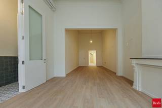 Op een gegeerde locatie in het centrum van Antwerpen, op korte wandelafstand van de Scheldekaaien en de populaire Kloosterstraat, bevindt zich dit smaakvol gerenoveerde handelsgelijkvloers van ca. 76 m².<br /><br />De commerciële ruimte leent zich uitstekend voor diverse invullingen en beschikt momenteel over een vergunde horecabestemming. Dankzij de royale raampartijen geniet het pand van een maximale lichtinval en een opvallende zichtbaarheid, terwijl de hoge plafonds bijdragen aan een ruimtelijk gevoel en een stijlvolle uitstraling.<br /><br />De renovatie werd met veel aandacht voor kwaliteit en afwerking uitgevoerd, waardoor het pand volledig instapklaar is en onmiddellijk in gebruik kan worden genomen.<br /><br />Gelegen in een dynamische buurt met een mix van winkels, horecazaken, galerijen en een constante stroom aan bezoekers, vormt deze locatie een ideale uitvalsbasis voor ondernemers die hun zaak willen vestigen op een zichtbare en levendige plek.<br /><br />Praktische informatie:<br /><br />* Het gelijkvloers beschikt over een geldige horecavergunning.<br />* De kelder kan, in overleg, al dan niet mee gehuurd worden bij de horecazaak.<br />* In de kelder is een afzonderlijk sas voorzien voor de opslag van afval.<br />* Wenst de huurder het pand een andere bestemming te geven dan horeca, dan staat hij zelf in voor het bekomen van alle vereiste vergunningen en eventuele stedenbouwkundige toelatingen.<br />* Terras vooraan mag gebruikt worden na aanvraag bij de stad.<br /><br />Gemeenschappelijke kosten: Een provisie van € 50/maand voor de elektriciteit en het onderhoud van de gemeenschappelijke delen (inclusief poets).<br /><br />Een karaktervol, kwalitatief afgewerkt handelspand met tal van mogelijkheden op een absolute toplocatie in het historische centrum van Antwerpen.<br /><br />Voor meer info of een bezoek ter plaatse, neem contact op met Xander via xander@reds.be.