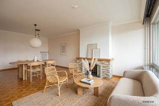 <p><span>Op zoek naar een appartement met veel licht, een prachtig uitzicht en alle ruimte om er je eigen thuis van te maken? Dan zit je hier goed. Op de zesde verdieping geniet je van een royale leefruimte, twee volwaardige slaapkamers, een ruim terras én een autostaanplaats. Bovendien woon je vlak bij het Te Boelaerpark, Boekenbergpark en alle voorzieningen van Deurne-Zuid.<br /></span><span><br /></span><span>Licht, ruimte & een prachtig uitzicht</span><span><br />Met de lift bereik je de zesde verdieping, waar je binnenkomt in de centrale inkomhal die toegang geeft tot alle ruimtes. Vooraan ligt de ruime leefruimte, waar de grote raampartijen meteen in het oog springen. Dankzij de brede gevel geniet je hier de hele dag van een aangename lichtinval en een weids uitzicht over het groen en de stad. De authentieke parketvloer en decoratieve sierschouw geven de ruimte extra karakter.<br /><br />Aansluitend bevindt zich de aparte keuken, praktisch ingericht met veel kastruimte en werkblad. Vanuit zowel de leefruimte als de keuken heb je toegang tot het ruime terras aan de voorzijde, waar je heerlijk buiten kunt zitten met zicht op de groene omgeving en de skyline van Antwerpen.<br /><br /></span><span>Praktisch en comfortabel wonen</span><span><br />Centraal in het appartement vind je een apart gastentoilet, verschillende handige bergingen en de badkamer. Die is uitgerust met een ligbad met douchefunctie, lavabo en natuurlijke verluchting.<br /><br />Achteraan bevinden zich de twee slaapkamers, rustig gelegen weg van de straatzijde. De grootste slaapkamer biedt plaats voor een dubbel bed en een ruime kleerkast, terwijl de tweede kamer perfect dienst kan doen als kinder-, logeer- of bureauruimte. Ook hier geniet je van een mooi open uitzicht.<br /><br /></span><span>Een terras, een autostaanplaats en een schitterend zicht</span><span><br />Een absolute troef is de buitenruimte. Het grote terras vooraan vormt een verlengstuk van de leefruimte en keuken. Zo geniet je op elk moment van de dag van zon.</span></p><p><span><br />Mogelijkheid tot aankoop van een autostaanplaats in de ondergrondse parking ( 21 000 euro ), zodat je altijd comfortabel kunt parkeren. <br /><br /></span><span>Groen wonen met de stad vlakbij</span><span><br />Je woont hier op een bijzonder centrale locatie in Deurne-Zuid, vlak bij het Te Boelaerpark, Boekenbergpark en het Rivierenhof. In de onmiddellijke omgeving vind je supermarkten, scholen, horeca en sportfaciliteiten. Tram, bus en Velo liggen op wandelafstand en via de Singel en Ring ben je in een mum van tijd onderweg naar elke bestemming. Hier combineer je het beste van twee werelden: veel groen rondom én de stad vlakbij.</span></p>