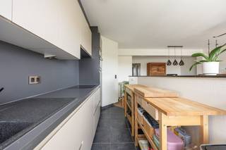 <p><span>Ben je op zoek naar een volledig instapklaar appartement dat modern comfort combineert met een uitzonderlijk lage energiefactuur? Dit prachtig onderhouden appartement aan de Bredabaan 780A in Merksem biedt je een kwalitatieve en zorgeloze thuis op een uiterst centrale locatie.</span></p><p><span>De highlights:</span></p><ul><li><span>Maximaal energiezuinig met een uitstekend EPC A-label </span></li><li><span>Sfeervolle parketvloer in de leefruimte voor een warme uitstraling.</span></li><li><span>Uitstekend toegankelijk dankzij de lift in het gebouw.</span></li><li><span>Een zee van bergruimte dankzij maar liefst 2 private bergingen en een autostaanplaats.</span></li></ul><p><span>Indeling en afwerking: Je komt comfortabel boven met de lift. Het appartement valt meteen op door de mooie, warme parketvloer die doorloopt in de leefruimte. De leefruimte geniet van een aangename lichtinval en is aan de straatkant voorzien van praktische screens om het binnen altijd aangenaam koel te houden. De open keuken sluit hier naadloos op aan en is modern en functioneel uitgerust. Verder beschikt het appartement over twee volwaardige slaapkamers en een verzorgde badkamer. Opbergruimte is hier een enorme troef: met twee aparte bergingen is er plaats in overvloed. Je wagen parkeer je veilig op de inbegrepen autostaanplaats in de garage .</span></p><p><span>Technische pluspunten: </span></p><ul><li><span>fichet veiligheidsdeur</span></li><li><span>vernieuwde videoparlefonie (2025) </span></li><li><span>vernieuwde condensatie wandgasketel Vaillant (2026)</span></li></ul><p><span>Over de buurt: De Bredabaan is een uiterst levendige en centrale as in Merksem. Je woont hier met werkelijk alle voorzieningen binnen handbereik. Winkels, supermarkten, scholen en gezellige horecazaken liggen op wandelafstand. Het openbaar vervoer (tram en bus) stopt vlak voor de deur, waardoor je in een mum van tijd in het centrum van Antwerpen bent. Bovendien geniet je met de wagen van een uitstekende en snelle verbinding naar de Antwerpse Ring en de belangrijkste invalswegen.</span></p><p><span>Interesse in een bezoek? Neem vandaag nog contact met ons op via 03/646.66.55 of lynn@sinjoor.be</span></p>