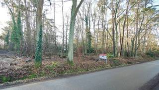 Rustig en residentieel gelegen bouwgrond van 15 are voor open bebouwing. Gelegen vlakbij golf-en meerdomein, dichtbij school en openbaar vervoer.Zuid...